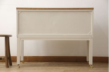 3段重ね桐箪笥を2つのサイドボードとチェストにリメイク!上段、中段はそれぞれ脚を取り付け。中段は衣装盆の欠けを修理。いずれも戸と引き出しの鍵とキャスターを取り付け、天板を設置。天板はブラウン系ステイン塗料、本体はアンティークホワイトでペイント仕上げ。