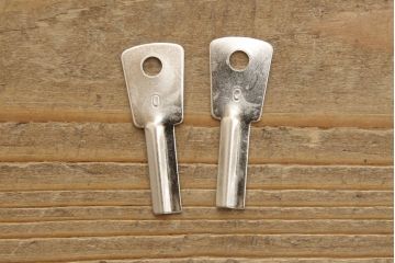 3段重ね桐箪笥を2つのサイドボードとチェストにリメイク!上段、中段はそれぞれ脚を取り付け。中段は衣装盆の欠けを修理。いずれも戸と引き出しの鍵とキャスターを取り付け、天板を設置。天板はブラウン系ステイン塗料、本体はアンティークホワイトでペイント仕上げ。