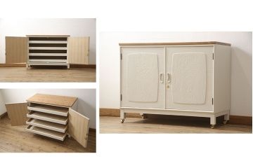 3段重ね桐箪笥を2つのサイドボードとチェストにリメイク!上段、中段はそれぞれ脚を取り付け。中段は衣装盆の欠けを修理。いずれも戸と引き出しの鍵とキャスターを取り付け、天板を設置。天板はブラウン系ステイン塗料、本体はアンティークホワイトでペイント仕上げ。