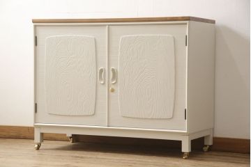 3段重ね桐箪笥を2つのサイドボードとチェストにリメイク!上段、中段はそれぞれ脚を取り付け。中段は衣装盆の欠けを修理。いずれも戸と引き出しの鍵とキャスターを取り付け、天板を設置。天板はブラウン系ステイン塗料、本体はアンティークホワイトでペイント仕上げ。