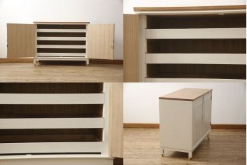 3段重ね桐箪笥を2つのサイドボードとチェストにリメイク!上段、中段はそれぞれ脚を取り付け。中段は衣装盆の欠けを修理。いずれも戸と引き出しの鍵とキャスターを取り付け、天板を設置。天板はブラウン系ステイン塗料、本体はアンティークホワイトでペイント仕上げ。