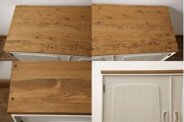 3段重ね桐箪笥を2つのサイドボードとチェストにリメイク!上段、中段はそれぞれ脚を取り付け。中段は衣装盆の欠けを修理。いずれも戸と引き出しの鍵とキャスターを取り付け、天板を設置。天板はブラウン系ステイン塗料、本体はアンティークホワイトでペイント仕上げ。