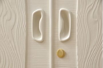 3段重ね桐箪笥を2つのサイドボードとチェストにリメイク!上段、中段はそれぞれ脚を取り付け。中段は衣装盆の欠けを修理。いずれも戸と引き出しの鍵とキャスターを取り付け、天板を設置。天板はブラウン系ステイン塗料、本体はアンティークホワイトでペイント仕上げ。