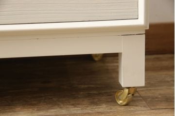 3段重ね桐箪笥を2つのサイドボードとチェストにリメイク!上段、中段はそれぞれ脚を取り付け。中段は衣装盆の欠けを修理。いずれも戸と引き出しの鍵とキャスターを取り付け、天板を設置。天板はブラウン系ステイン塗料、本体はアンティークホワイトでペイント仕上げ。