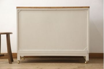 3段重ね桐箪笥を2つのサイドボードとチェストにリメイク!上段、中段はそれぞれ脚を取り付け。中段は衣装盆の欠けを修理。いずれも戸と引き出しの鍵とキャスターを取り付け、天板を設置。天板はブラウン系ステイン塗料、本体はアンティークホワイトでペイント仕上げ。