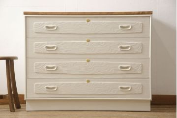 3段重ね桐箪笥を2つのサイドボードとチェストにリメイク!上段、中段はそれぞれ脚を取り付け。中段は衣装盆の欠けを修理。いずれも戸と引き出しの鍵とキャスターを取り付け、天板を設置。天板はブラウン系ステイン塗料、本体はアンティークホワイトでペイント仕上げ。