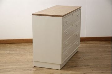 3段重ね桐箪笥を2つのサイドボードとチェストにリメイク!上段、中段はそれぞれ脚を取り付け。中段は衣装盆の欠けを修理。いずれも戸と引き出しの鍵とキャスターを取り付け、天板を設置。天板はブラウン系ステイン塗料、本体はアンティークホワイトでペイント仕上げ。