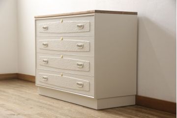 3段重ね桐箪笥を2つのサイドボードとチェストにリメイク!上段、中段はそれぞれ脚を取り付け。中段は衣装盆の欠けを修理。いずれも戸と引き出しの鍵とキャスターを取り付け、天板を設置。天板はブラウン系ステイン塗料、本体はアンティークホワイトでペイント仕上げ。