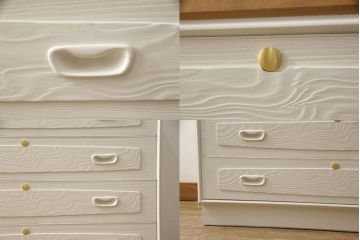 3段重ね桐箪笥を2つのサイドボードとチェストにリメイク!上段、中段はそれぞれ脚を取り付け。中段は衣装盆の欠けを修理。いずれも戸と引き出しの鍵とキャスターを取り付け、天板を設置。天板はブラウン系ステイン塗料、本体はアンティークホワイトでペイント仕上げ。