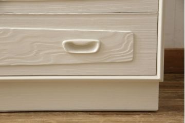 3段重ね桐箪笥を2つのサイドボードとチェストにリメイク!上段、中段はそれぞれ脚を取り付け。中段は衣装盆の欠けを修理。いずれも戸と引き出しの鍵とキャスターを取り付け、天板を設置。天板はブラウン系ステイン塗料、本体はアンティークホワイトでペイント仕上げ。