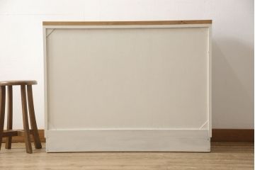 3段重ね桐箪笥を2つのサイドボードとチェストにリメイク!上段、中段はそれぞれ脚を取り付け。中段は衣装盆の欠けを修理。いずれも戸と引き出しの鍵とキャスターを取り付け、天板を設置。天板はブラウン系ステイン塗料、本体はアンティークホワイトでペイント仕上げ。