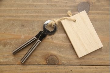 3段重ね桐箪笥を2つのサイドボードとチェストにリメイク!上段、中段はそれぞれ脚を取り付け。中段は衣装盆の欠けを修理。いずれも戸と引き出しの鍵とキャスターを取り付け、天板を設置。天板はブラウン系ステイン塗料、本体はアンティークホワイトでペイント仕上げ。