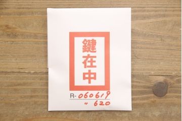 3段重ね桐箪笥を2つのサイドボードとチェストにリメイク!上段、中段はそれぞれ脚を取り付け。中段は衣装盆の欠けを修理。いずれも戸と引き出しの鍵とキャスターを取り付け、天板を設置。天板はブラウン系ステイン塗料、本体はアンティークホワイトでペイント仕上げ。