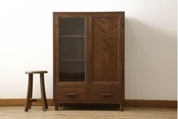 本棚をキャビネットにリメイク!高さを低くリサイズし、天板を補強。強度を保つため側面上部に框を制作し、脚を取り付け。アクリル板を入れた扉と板戸を作成し、プッシュラッチ仕様に。外側の塗装は剥離し、再塗装して蜜蝋ワックス仕上げ。