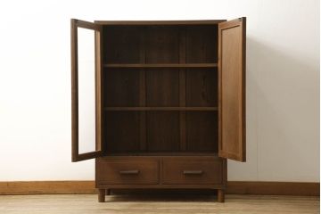 本棚をキャビネットにリメイク!高さを低くリサイズし、天板を補強。強度を保つため側面上部に框を制作し、脚を取り付け。アクリル板を入れた扉と板戸を作成し、プッシュラッチ仕様に。外側の塗装は剥離し、再塗装して蜜蝋ワックス仕上げ。