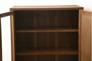 本棚をキャビネットにリメイク!高さを低くリサイズし、天板を補強。強度を保つため側面上部に框を制作し、脚を取り付け。アクリル板を入れた扉と板戸を作成し、プッシュラッチ仕様に。外側の塗装は剥離し、再塗装して蜜蝋ワックス仕上げ。