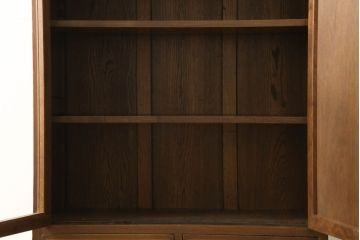 本棚をキャビネットにリメイク!高さを低くリサイズし、天板を補強。強度を保つため側面上部に框を制作し、脚を取り付け。アクリル板を入れた扉と板戸を作成し、プッシュラッチ仕様に。外側の塗装は剥離し、再塗装して蜜蝋ワックス仕上げ。
