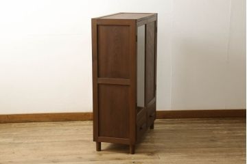 本棚をキャビネットにリメイク!高さを低くリサイズし、天板を補強。強度を保つため側面上部に框を制作し、脚を取り付け。アクリル板を入れた扉と板戸を作成し、プッシュラッチ仕様に。外側の塗装は剥離し、再塗装して蜜蝋ワックス仕上げ。