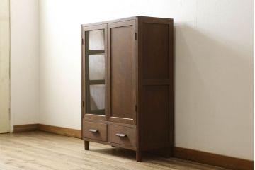 本棚をキャビネットにリメイク!高さを低くリサイズし、天板を補強。強度を保つため側面上部に框を制作し、脚を取り付け。アクリル板を入れた扉と板戸を作成し、プッシュラッチ仕様に。外側の塗装は剥離し、再塗装して蜜蝋ワックス仕上げ。