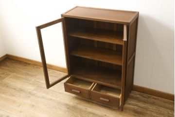 本棚をキャビネットにリメイク!高さを低くリサイズし、天板を補強。強度を保つため側面上部に框を制作し、脚を取り付け。アクリル板を入れた扉と板戸を作成し、プッシュラッチ仕様に。外側の塗装は剥離し、再塗装して蜜蝋ワックス仕上げ。