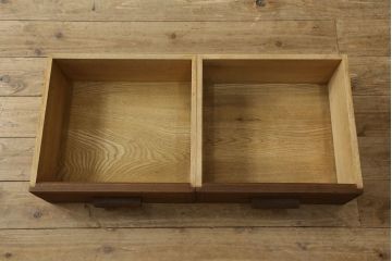 本棚をキャビネットにリメイク!高さを低くリサイズし、天板を補強。強度を保つため側面上部に框を制作し、脚を取り付け。アクリル板を入れた扉と板戸を作成し、プッシュラッチ仕様に。外側の塗装は剥離し、再塗装して蜜蝋ワックス仕上げ。