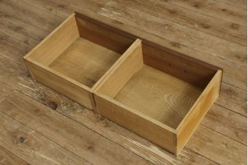 本棚をキャビネットにリメイク!高さを低くリサイズし、天板を補強。強度を保つため側面上部に框を制作し、脚を取り付け。アクリル板を入れた扉と板戸を作成し、プッシュラッチ仕様に。外側の塗装は剥離し、再塗装して蜜蝋ワックス仕上げ。