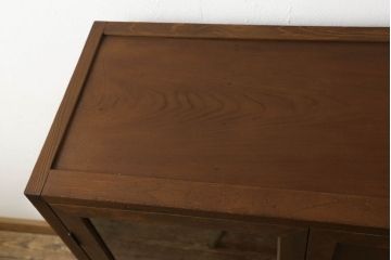 本棚をキャビネットにリメイク!高さを低くリサイズし、天板を補強。強度を保つため側面上部に框を制作し、脚を取り付け。アクリル板を入れた扉と板戸を作成し、プッシュラッチ仕様に。外側の塗装は剥離し、再塗装して蜜蝋ワックス仕上げ。