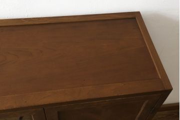 本棚をキャビネットにリメイク!高さを低くリサイズし、天板を補強。強度を保つため側面上部に框を制作し、脚を取り付け。アクリル板を入れた扉と板戸を作成し、プッシュラッチ仕様に。外側の塗装は剥離し、再塗装して蜜蝋ワックス仕上げ。