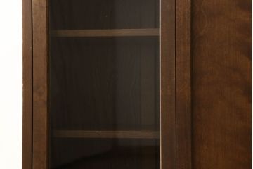 本棚をキャビネットにリメイク!高さを低くリサイズし、天板を補強。強度を保つため側面上部に框を制作し、脚を取り付け。アクリル板を入れた扉と板戸を作成し、プッシュラッチ仕様に。外側の塗装は剥離し、再塗装して蜜蝋ワックス仕上げ。