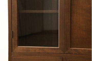 本棚をキャビネットにリメイク!高さを低くリサイズし、天板を補強。強度を保つため側面上部に框を制作し、脚を取り付け。アクリル板を入れた扉と板戸を作成し、プッシュラッチ仕様に。外側の塗装は剥離し、再塗装して蜜蝋ワックス仕上げ。