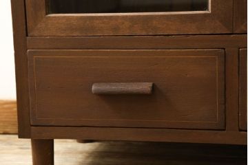 本棚をキャビネットにリメイク!高さを低くリサイズし、天板を補強。強度を保つため側面上部に框を制作し、脚を取り付け。アクリル板を入れた扉と板戸を作成し、プッシュラッチ仕様に。外側の塗装は剥離し、再塗装して蜜蝋ワックス仕上げ。