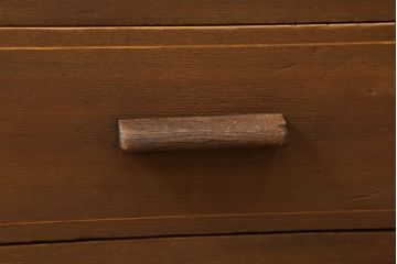 本棚をキャビネットにリメイク!高さを低くリサイズし、天板を補強。強度を保つため側面上部に框を制作し、脚を取り付け。アクリル板を入れた扉と板戸を作成し、プッシュラッチ仕様に。外側の塗装は剥離し、再塗装して蜜蝋ワックス仕上げ。