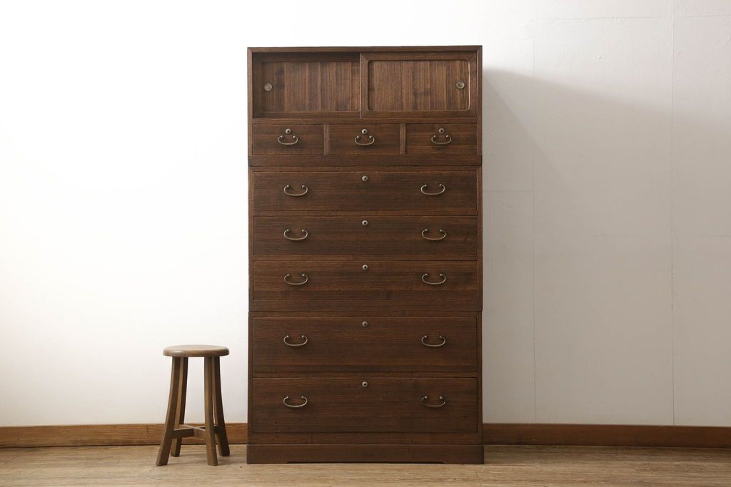 桐箪笥を綺麗に再生!高品質リペアを施し、紛失した取っ手は新たに取り付け。オーク系で着色仕上げ。