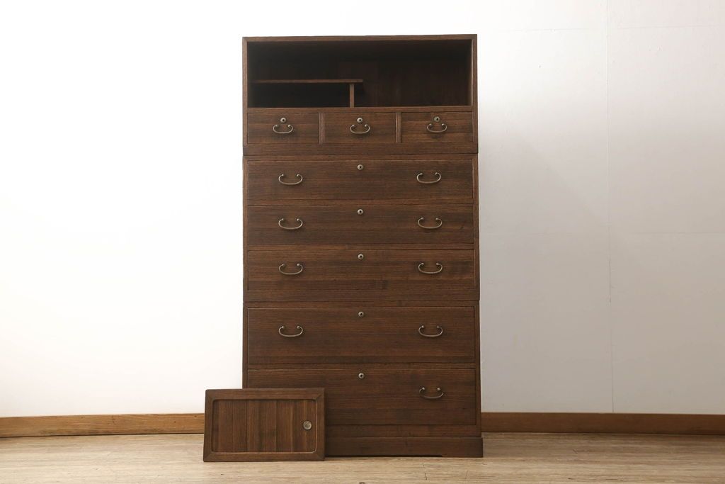 桐箪笥を綺麗に再生!高品質リペアを施し、紛失した取っ手は新たに取り付け。オーク系で着色仕上げ。