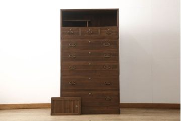 桐箪笥を綺麗に再生!高品質リペアを施し、紛失した取っ手は新たに取り付け。オーク系で着色仕上げ。