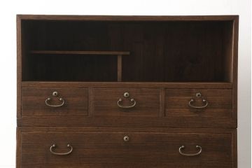 桐箪笥を綺麗に再生!高品質リペアを施し、紛失した取っ手は新たに取り付け。オーク系で着色仕上げ。