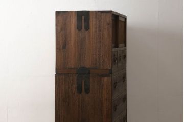 桐箪笥を綺麗に再生!高品質リペアを施し、紛失した取っ手は新たに取り付け。オーク系で着色仕上げ。