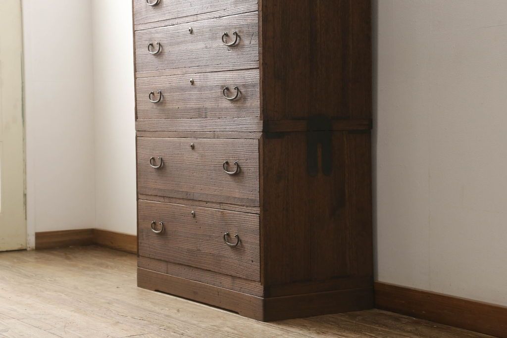 桐箪笥を綺麗に再生!高品質リペアを施し、紛失した取っ手は新たに取り付け。オーク系で着色仕上げ。