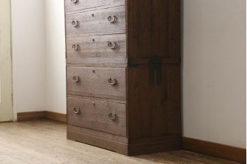 桐箪笥を綺麗に再生!高品質リペアを施し、紛失した取っ手は新たに取り付け。オーク系で着色仕上げ。