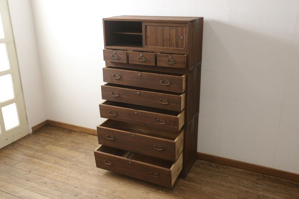 桐箪笥を綺麗に再生!高品質リペアを施し、紛失した取っ手は新たに取り付け。オーク系で着色仕上げ。