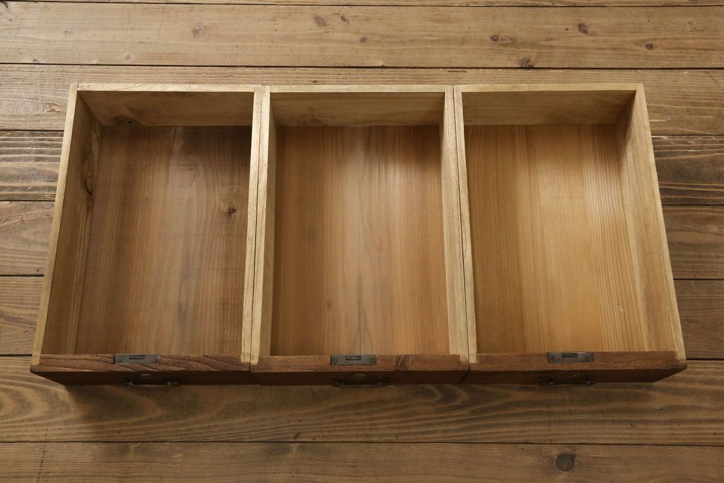 桐箪笥を綺麗に再生!高品質リペアを施し、紛失した取っ手は新たに取り付け。オーク系で着色仕上げ。