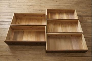 桐箪笥を綺麗に再生!高品質リペアを施し、紛失した取っ手は新たに取り付け。オーク系で着色仕上げ。