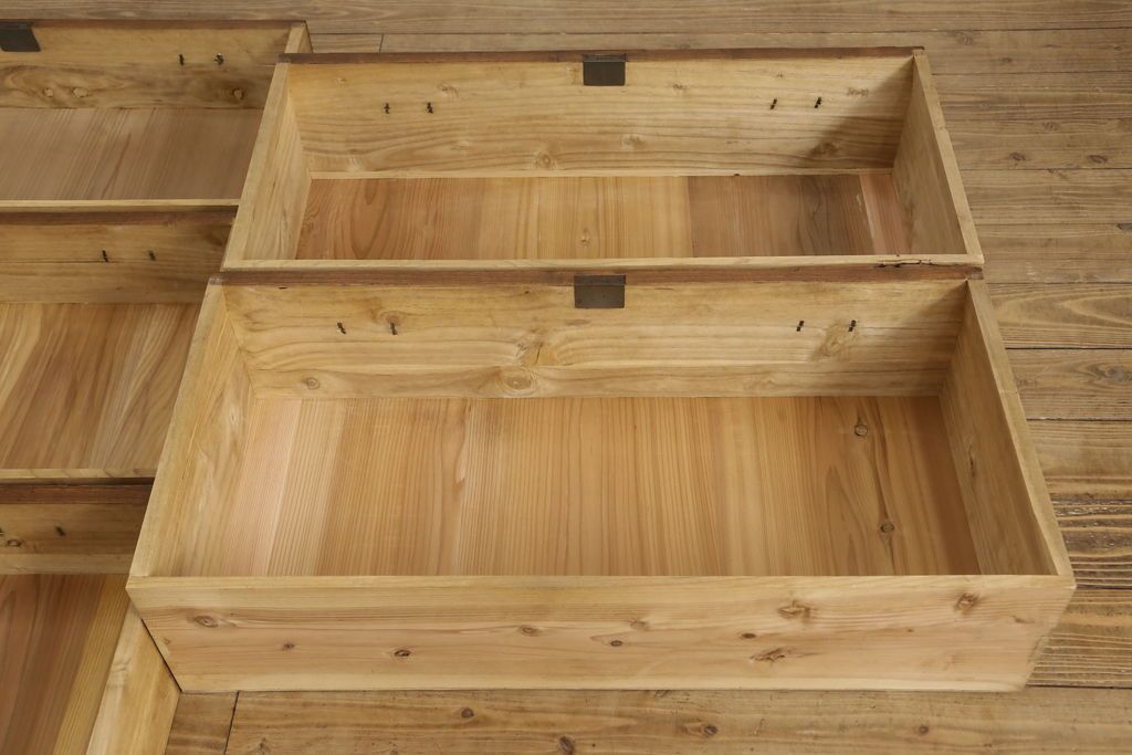 桐箪笥を綺麗に再生!高品質リペアを施し、紛失した取っ手は新たに取り付け。オーク系で着色仕上げ。