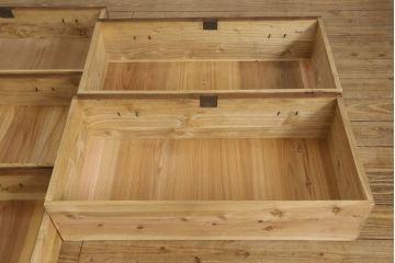 桐箪笥を綺麗に再生!高品質リペアを施し、紛失した取っ手は新たに取り付け。オーク系で着色仕上げ。