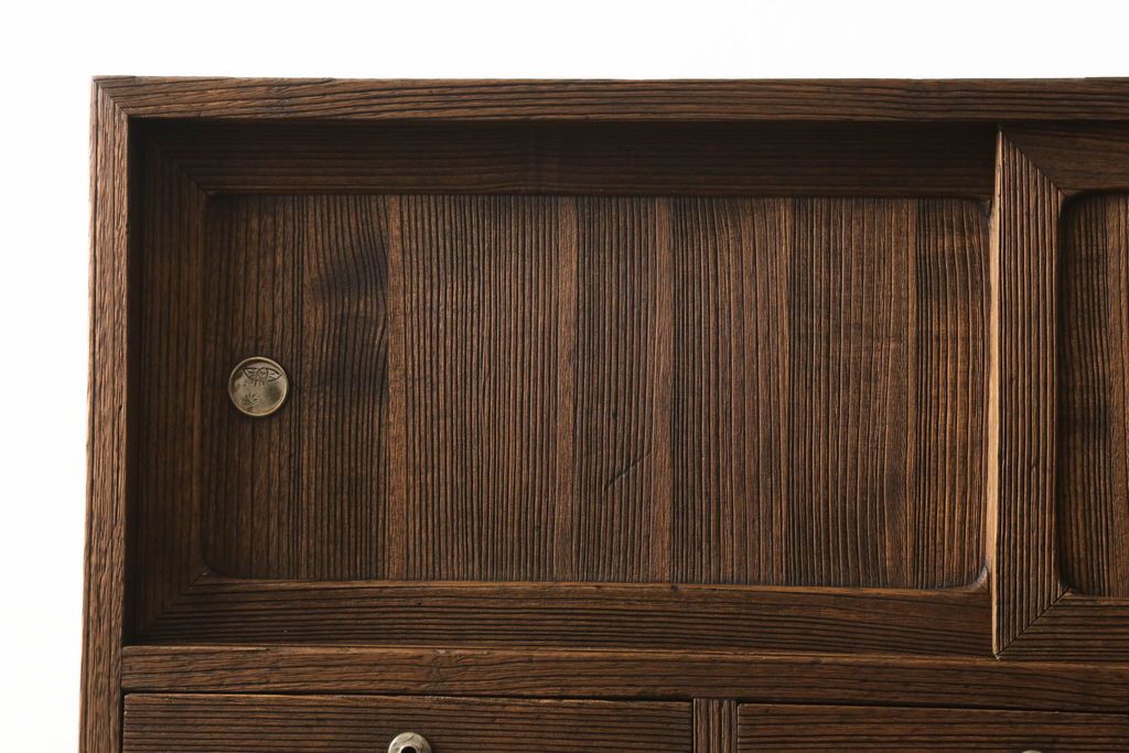 桐箪笥を綺麗に再生!高品質リペアを施し、紛失した取っ手は新たに取り付け。オーク系で着色仕上げ。