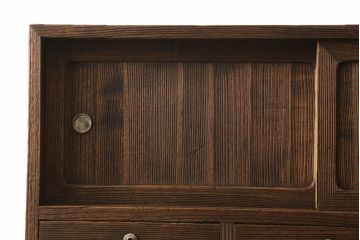 桐箪笥を綺麗に再生!高品質リペアを施し、紛失した取っ手は新たに取り付け。オーク系で着色仕上げ。