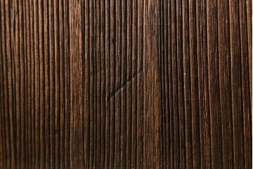 桐箪笥を綺麗に再生!高品質リペアを施し、紛失した取っ手は新たに取り付け。オーク系で着色仕上げ。