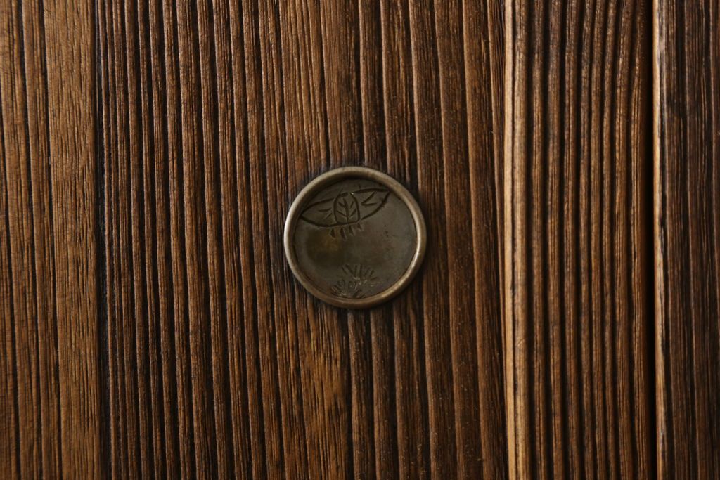 桐箪笥を綺麗に再生!高品質リペアを施し、紛失した取っ手は新たに取り付け。オーク系で着色仕上げ。