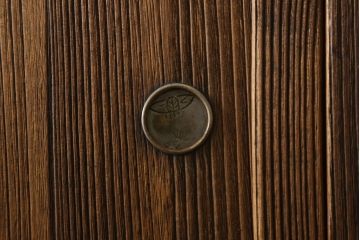 桐箪笥を綺麗に再生!高品質リペアを施し、紛失した取っ手は新たに取り付け。オーク系で着色仕上げ。