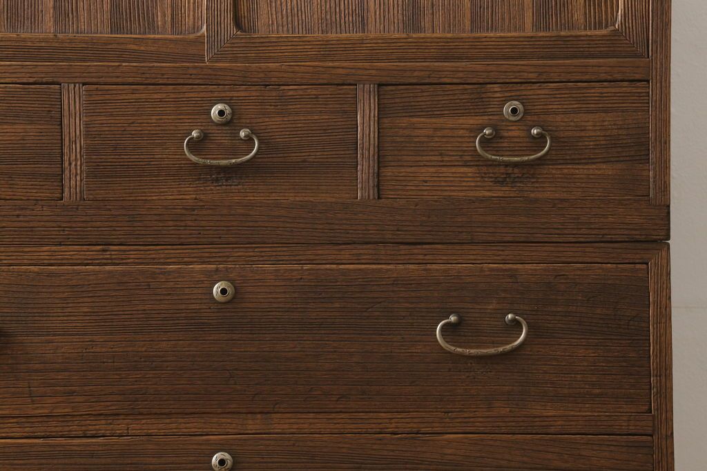 桐箪笥を綺麗に再生!高品質リペアを施し、紛失した取っ手は新たに取り付け。オーク系で着色仕上げ。